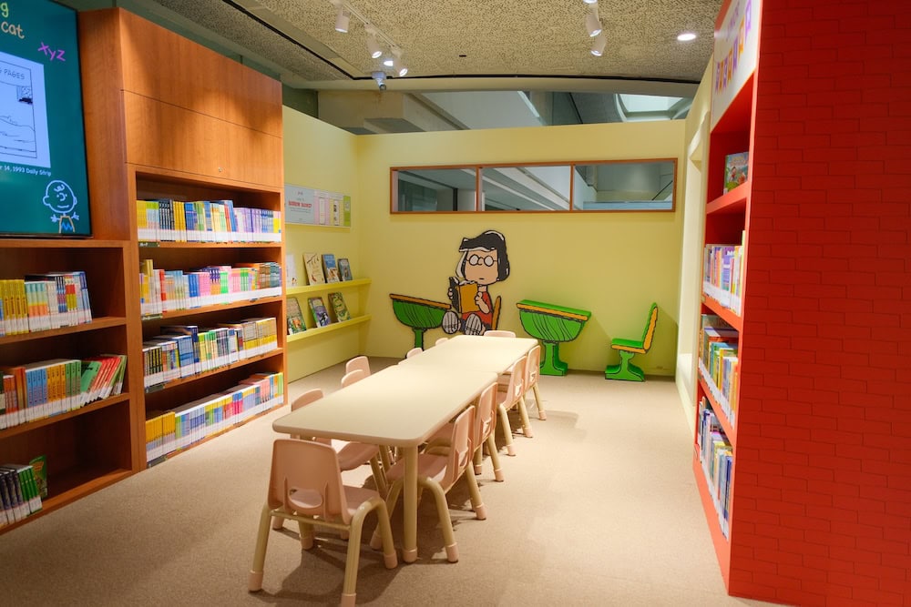 Snoopy Pop-up Library - Charlie Brown Classroom